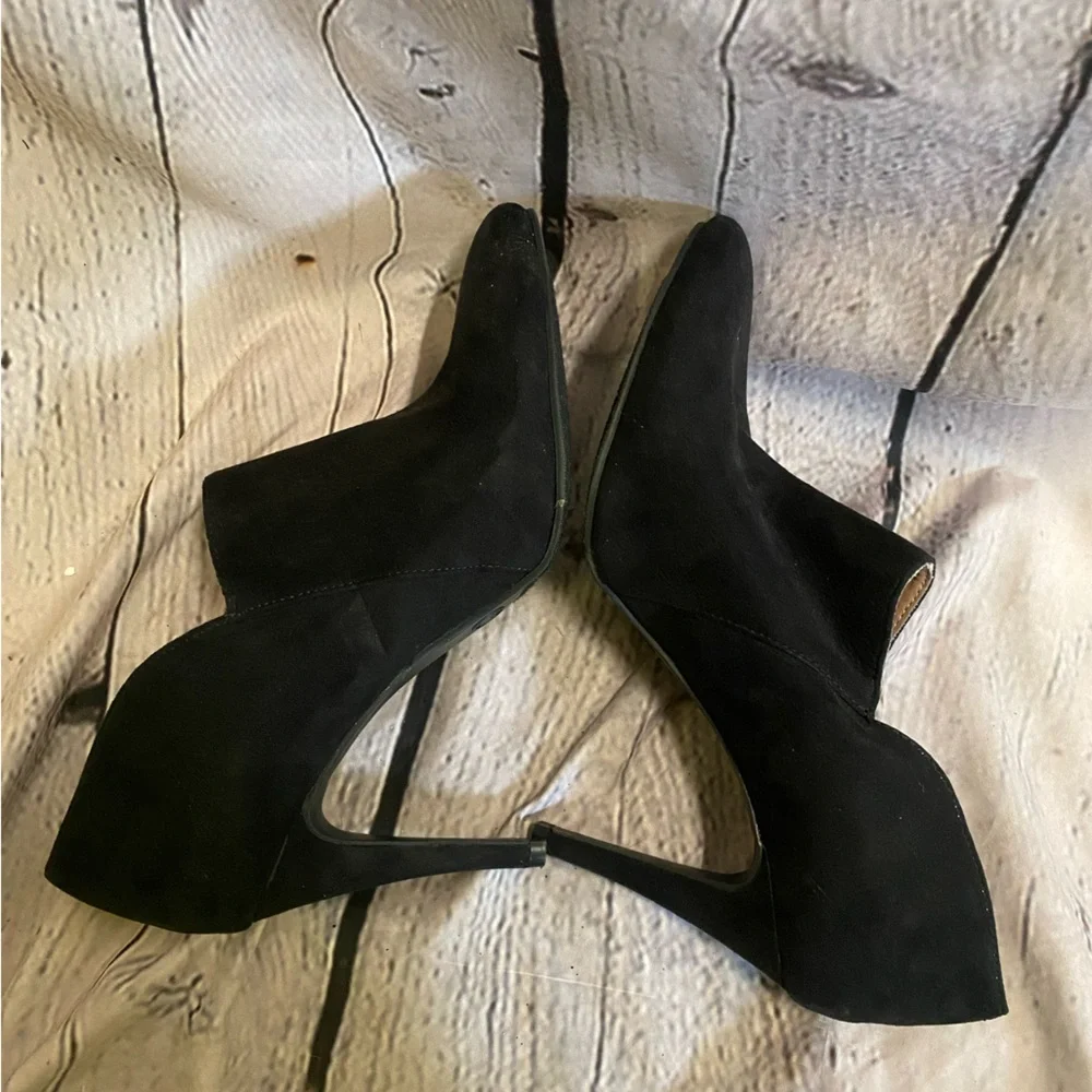 Merrell Women’s Black Suede Zip Up Ankle 4” Heel Booties Size 11‎